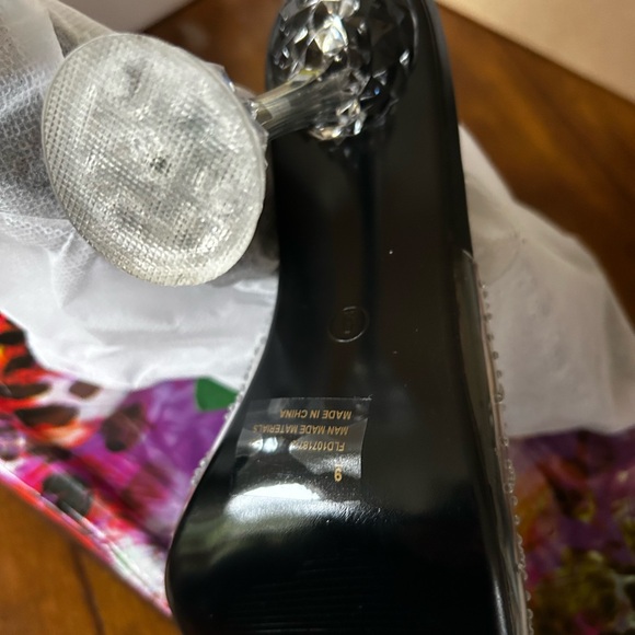 Cape Robbin Sandals - Picture 3 of 4